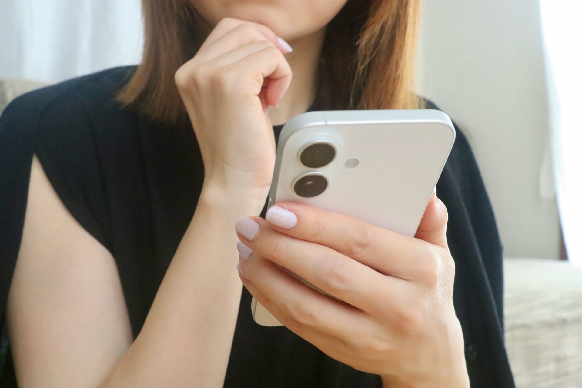 悩む女性