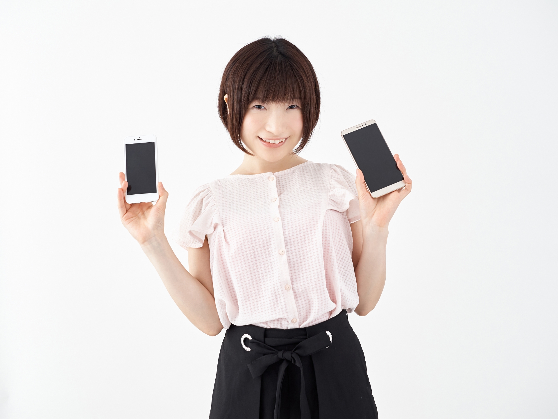 スマホを2台手にもつ女性