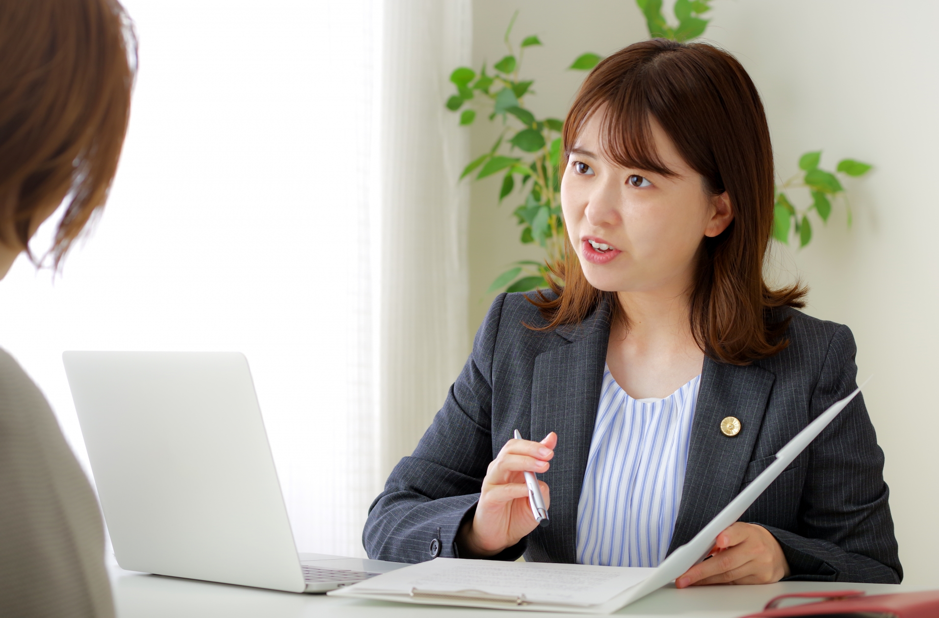 アドバイスをする弁護士