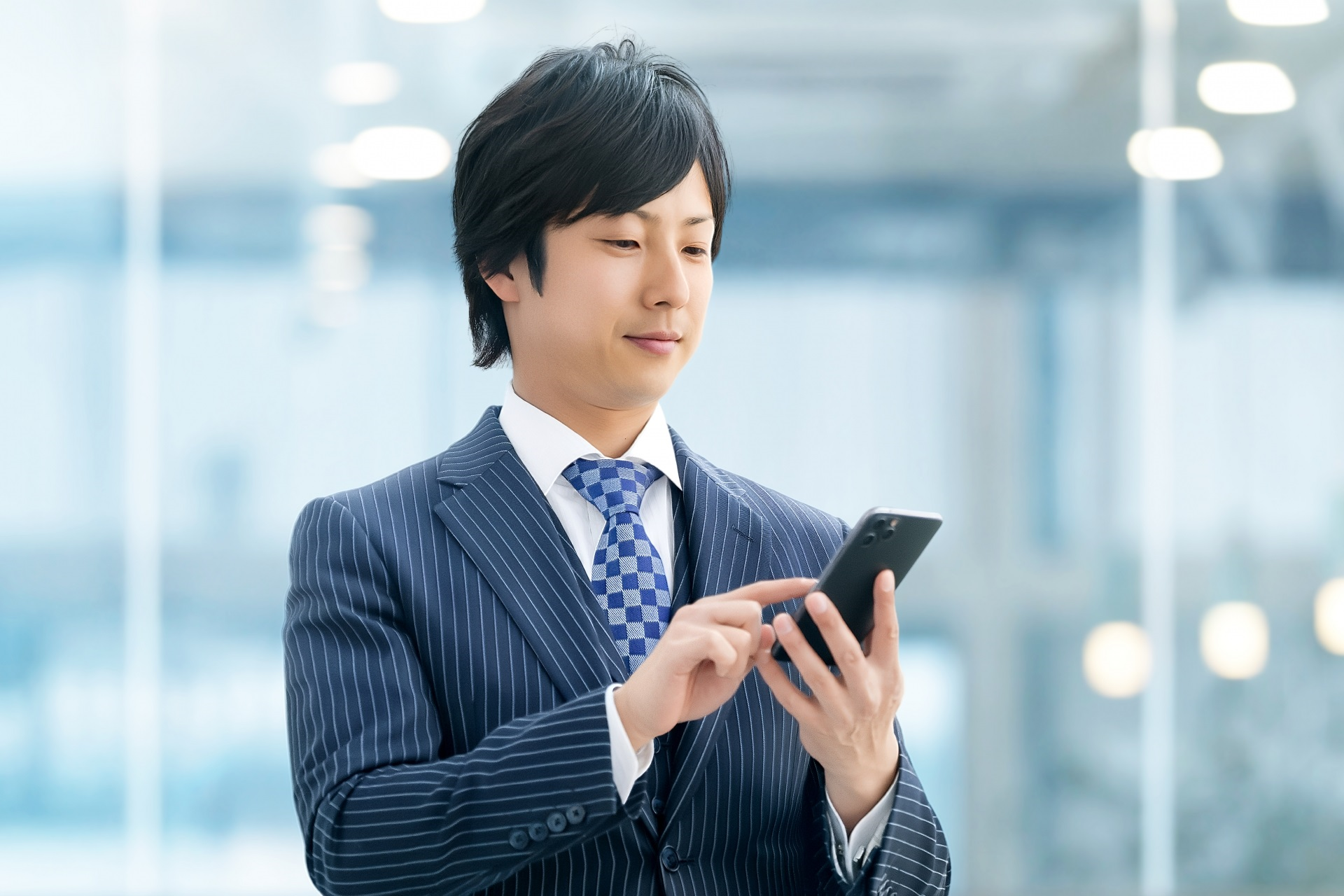 スマホを見る男性