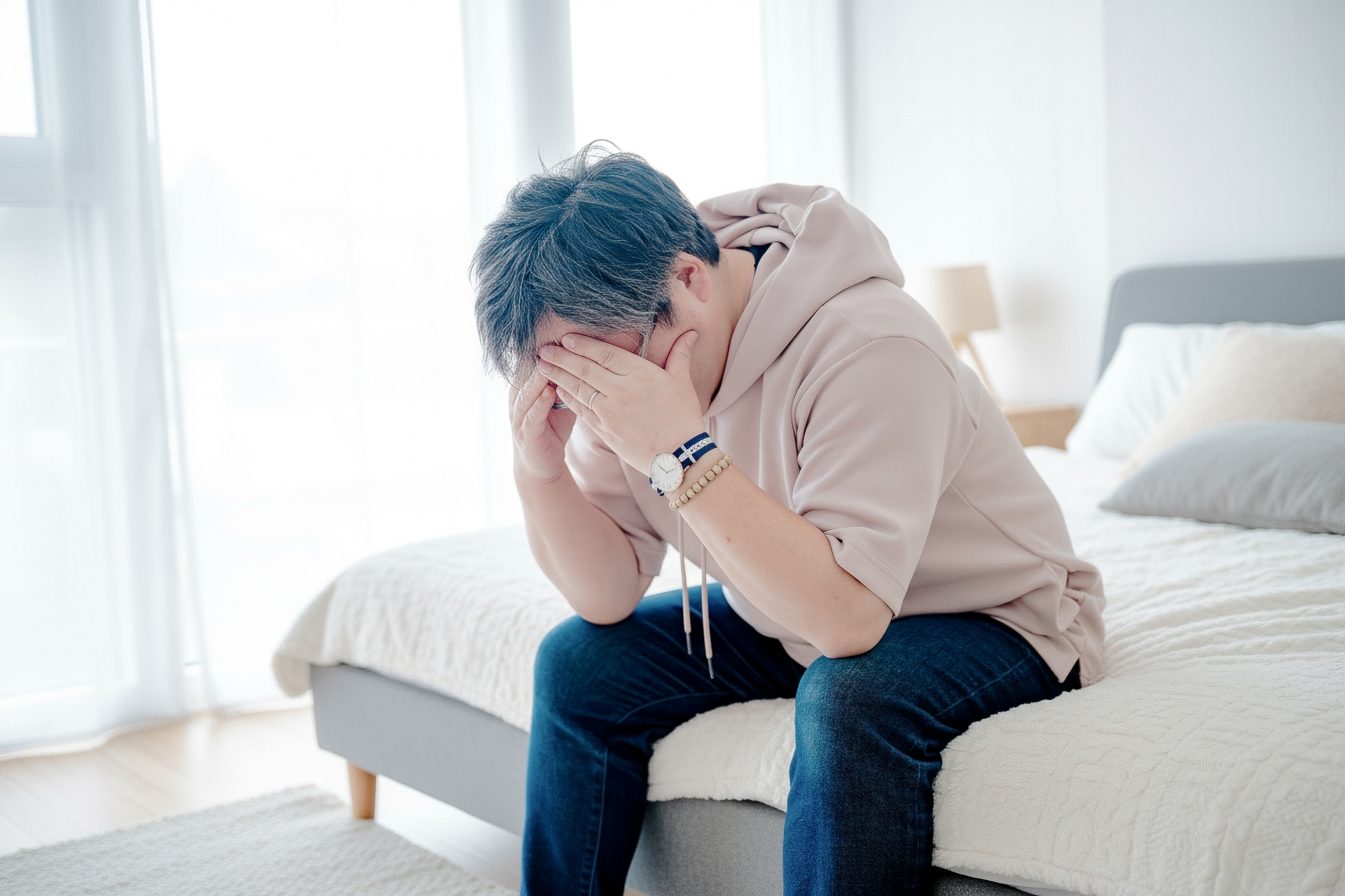 頭を抱える男性