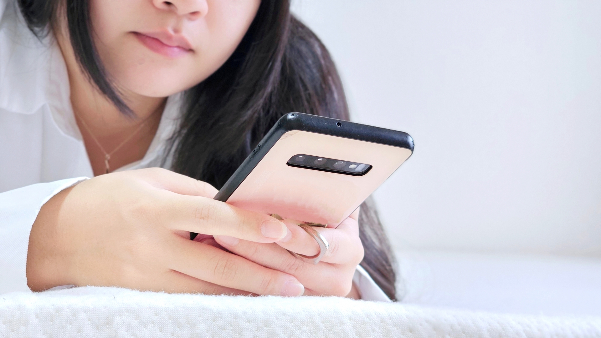 スマートフォンを操作する女性