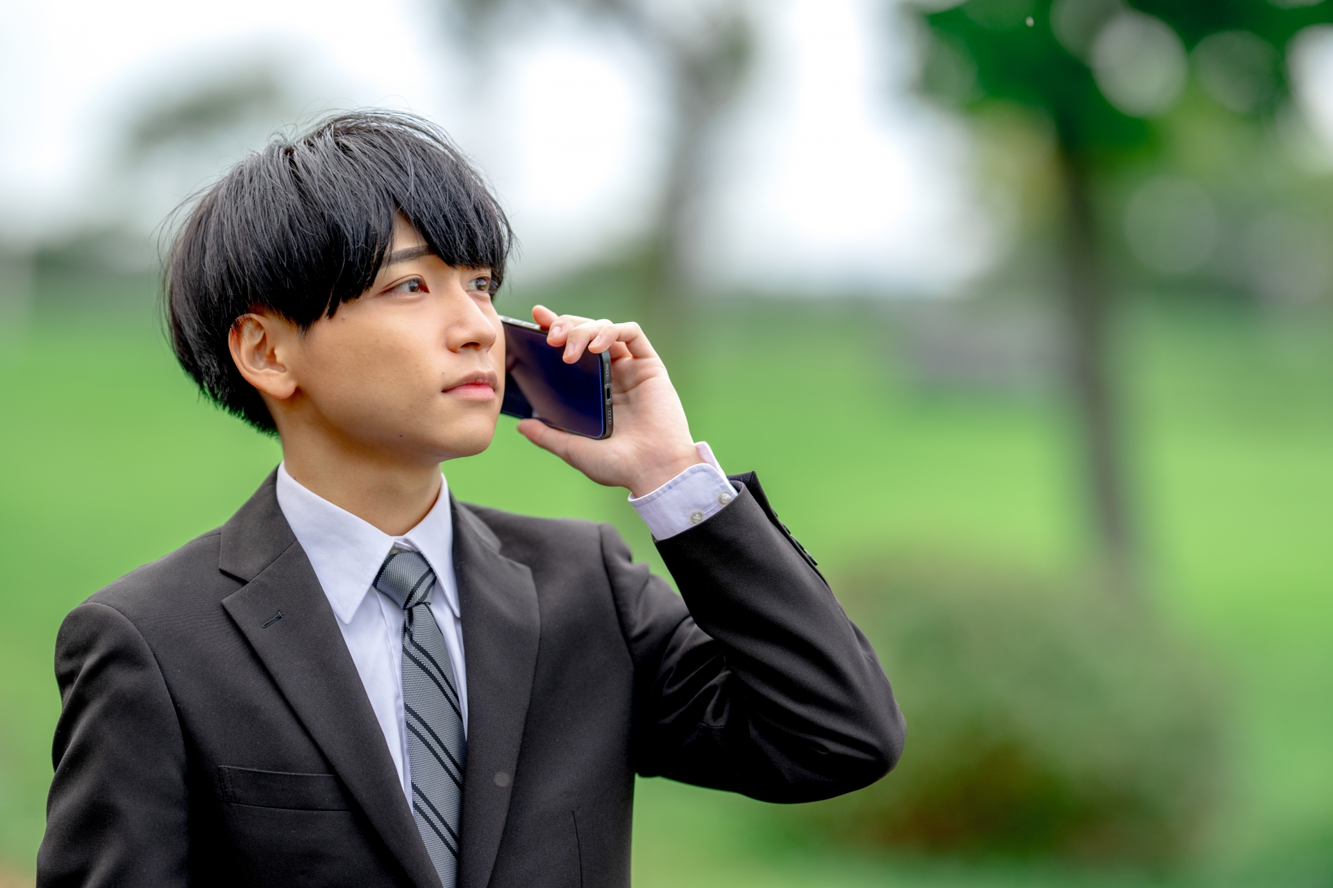 電話する男性