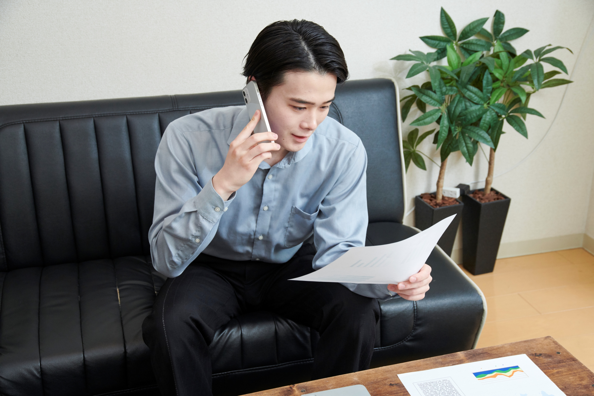 電話をする男性
